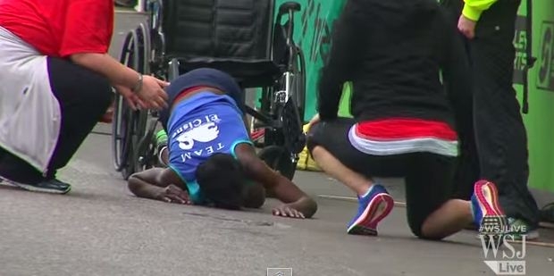 O maratonista s-a tarat pana la linia de sosire la Maratonul din Austin